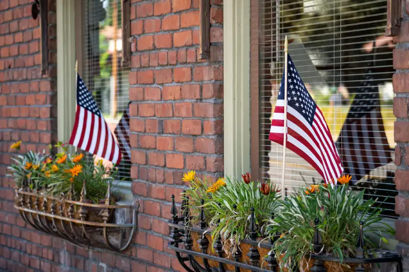 patriotic window display » Sparks Signs and Graphics storefront with 4th of July banner sign and patriotic window display